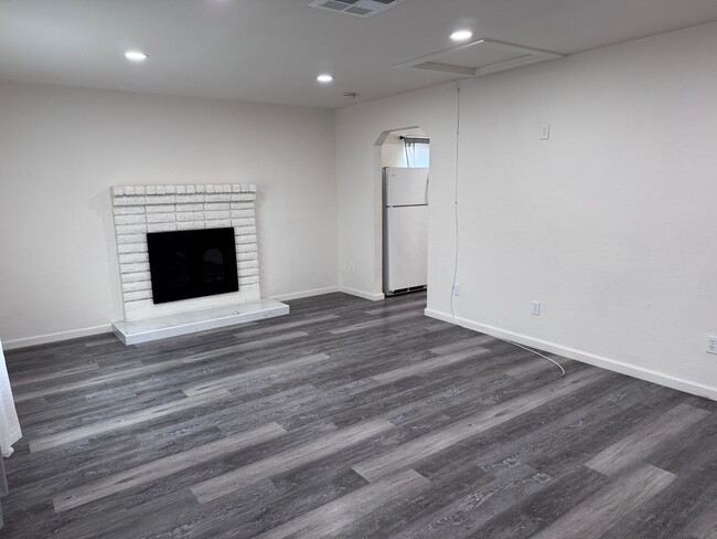 Building Photo - 3 Bedroom, 1 1/2 Bath, Spacious Yard