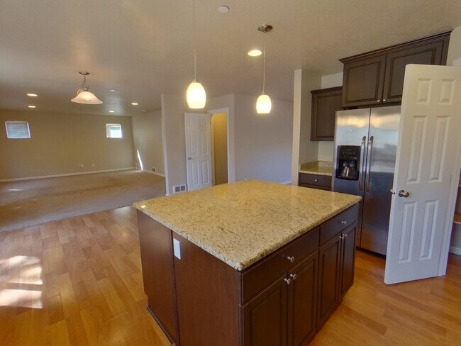 Foto del edificio - Huge 6 Bed/4 Bath at 21st and Onyx Alley