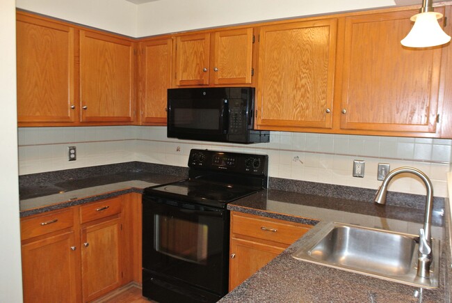 Building Photo - 7441 N Kingston Ct
