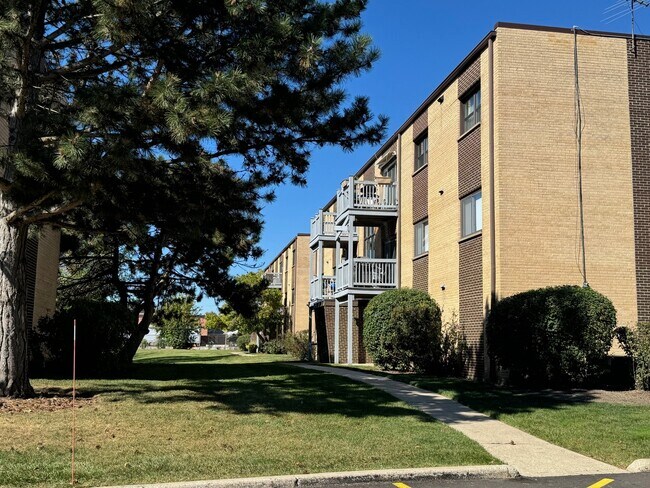 Building Photo - 668 Pinecrest Dr