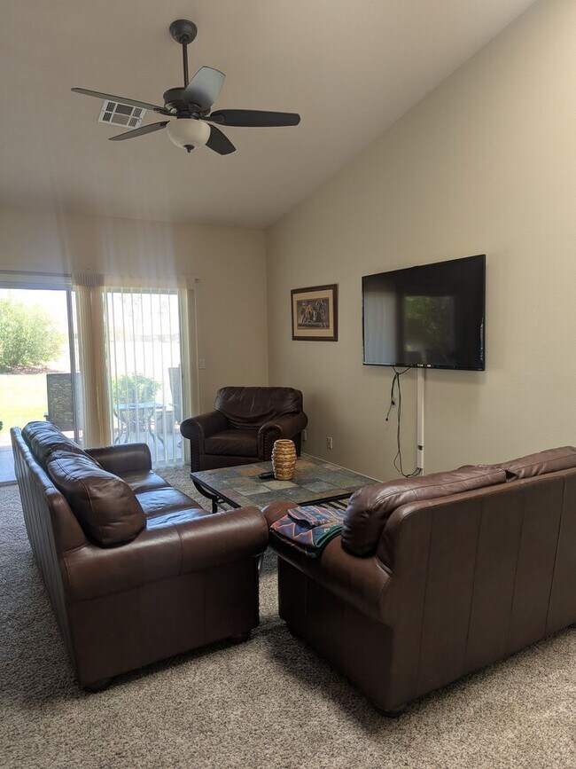 Foto del edificio - Furnished 3-Bedroom Townhome with Stunning...
