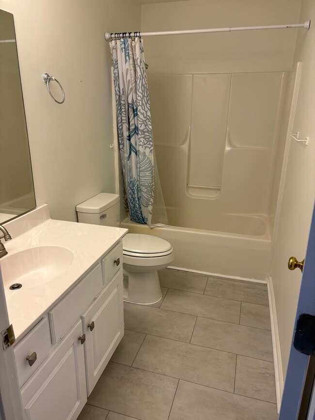 Baño contiguo para el primer dormitorio - 553 Memorial Dr Ext