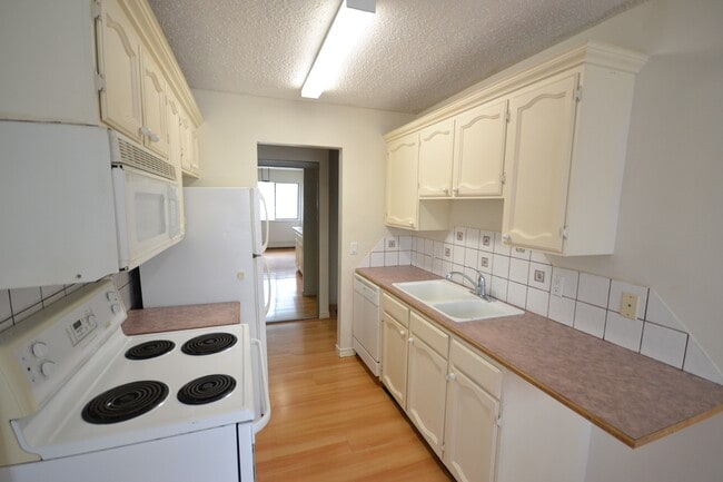 Photo du bâtiment - 1909-1909 Salton Rd