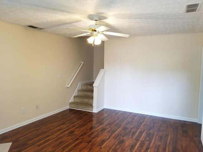 Building Photo - 556 Forest Hills Path