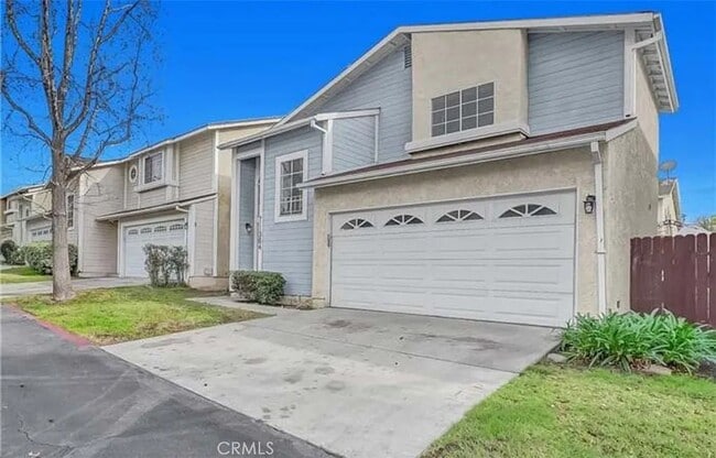 Building Photo - Luxurious 2-Bedroom Townhome with Loft in ...