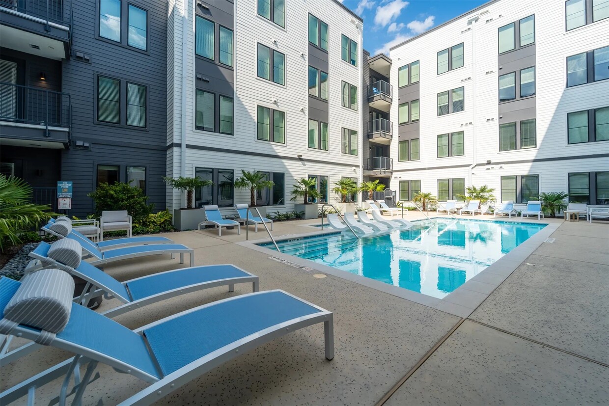 Primary Photo - 1690 North Loop