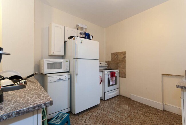 Foto del edificio - 3 bed/1 bath in Brookline available for a September 1st move-in