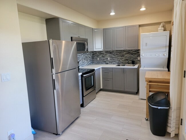 Cocina, Lavadora/Secadora - 61 W Surrey Dr