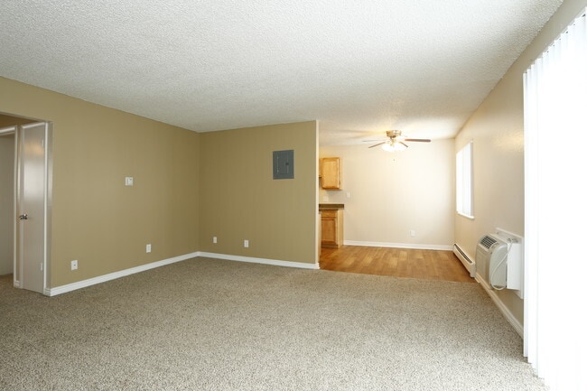 2BR, 2BA - 950 SF - Greentree Village Apartments