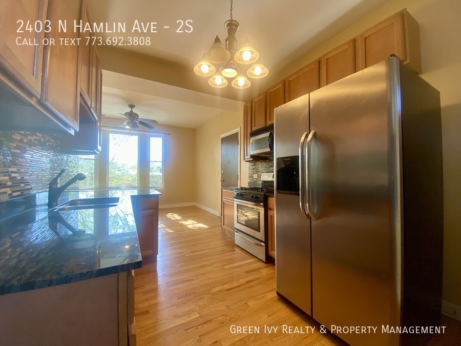 Foto principal - 2403 N Hamlin Ave