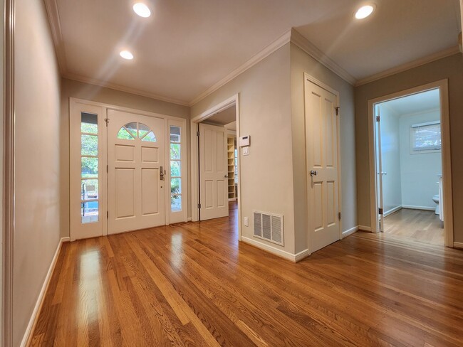 Building Photo - Charming 3-Bedroom Home in Old Palo Alto a...