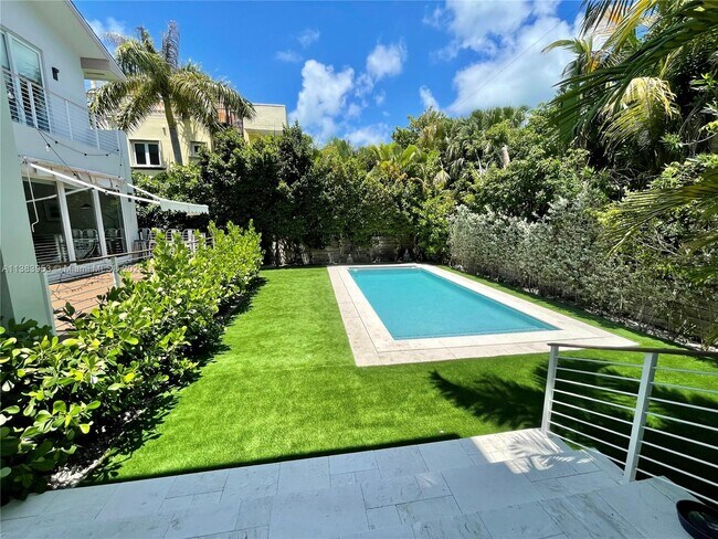 Foto del edificio - 321 Palmwood Ln