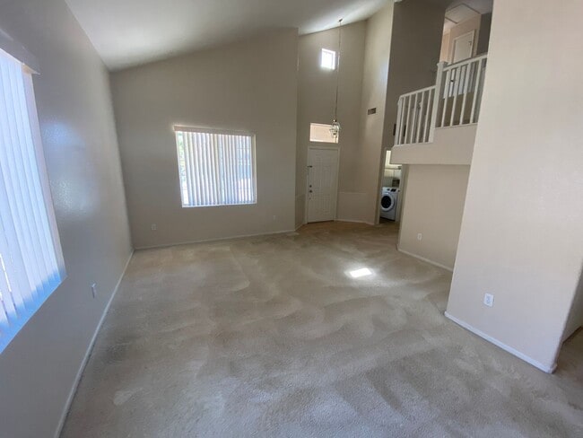 Building Photo - 4 bedroom/3 bath home located in Henderson