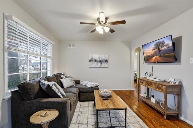 Acogedora sala de estar - 903 N Gregory St