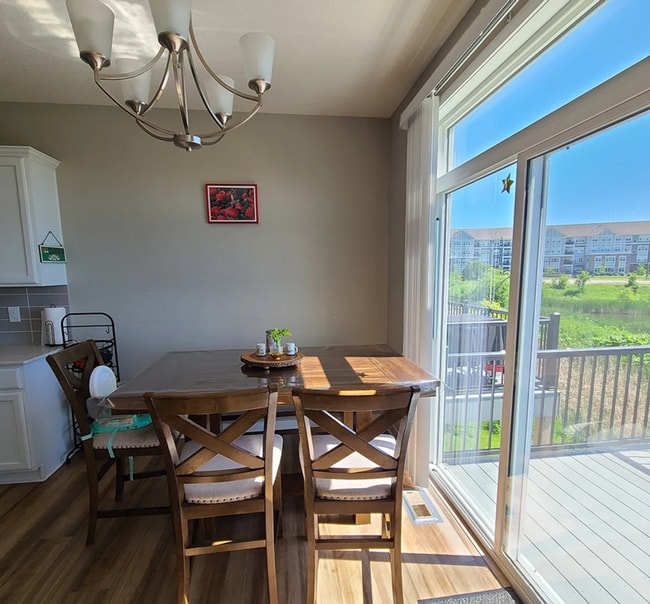 Building Photo - Beautiful 4bed 3.5bath End Unit Townhome With Walk-Out Basement!