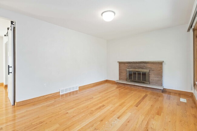 Photo du bâtiment - Beautiful MAIN FLOOR Komoka Apartment (house) 3 Bdrm * AVAIL NOW