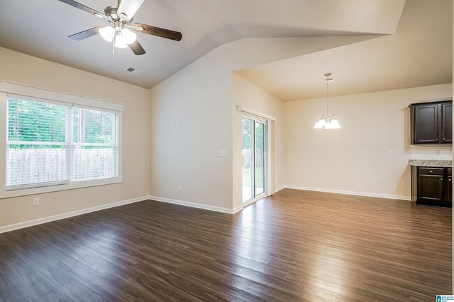 Building Photo - 1080 Park View Dr