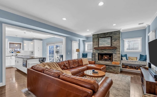 Building Photo - 16 E Church St