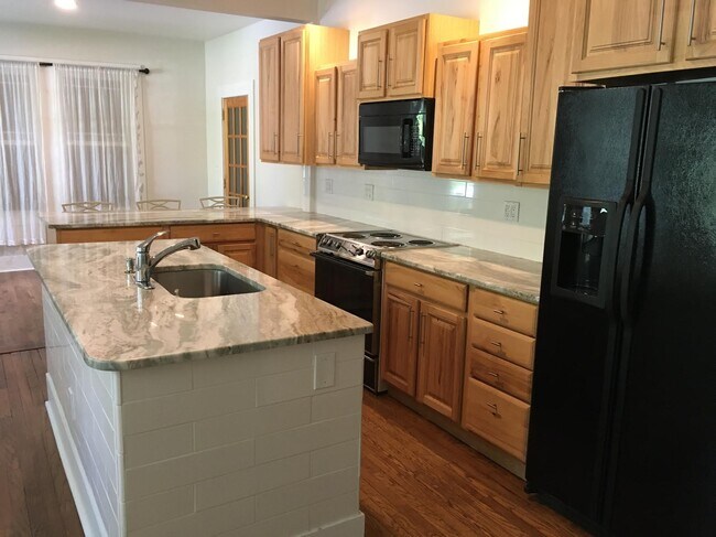 Building Photo - 10 Highland Lake Drive-Flat Rock Cottage-N...