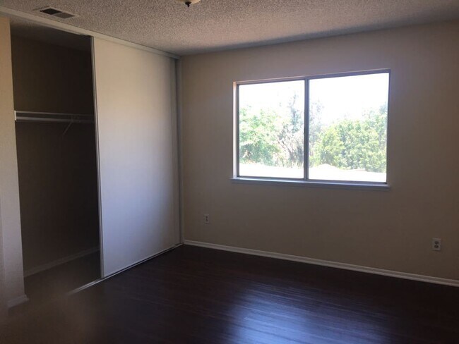 Foto del edificio - 4 br, 2.5 bath House - 14850 LONG VIEW DR