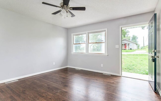 Building Photo - 3 Bed 2 Bath Remodeled Home
