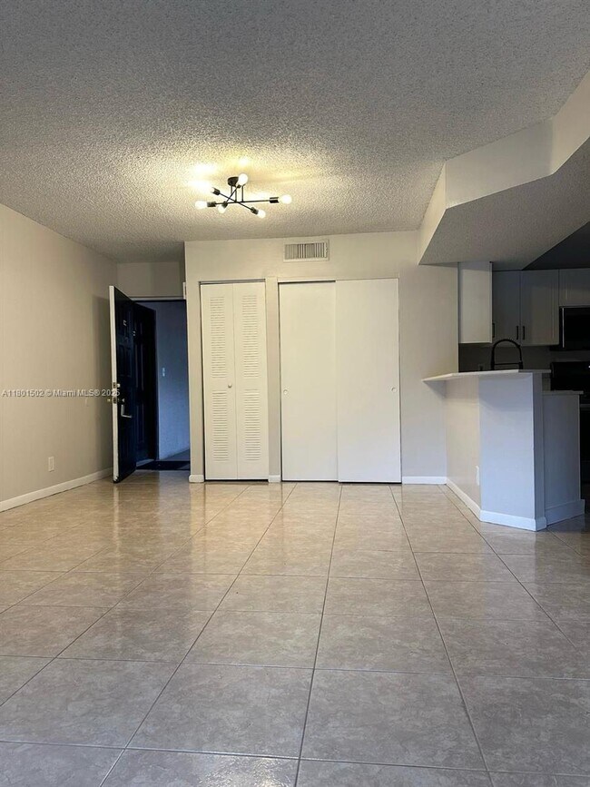Foto del edificio - 8781 Wiles Rd