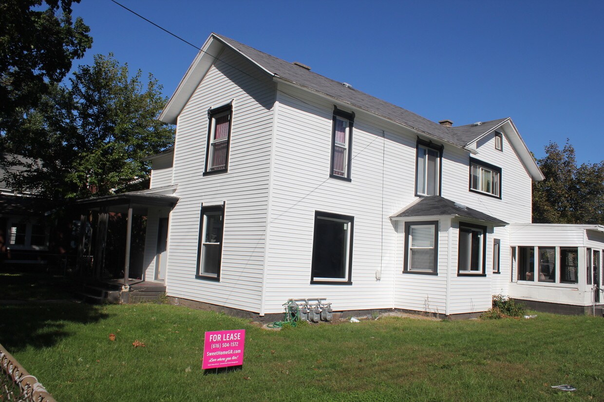 Primary Photo - 855 Evergreen St SE
