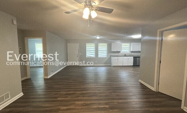 Building Photo - 715 W Creek Cir