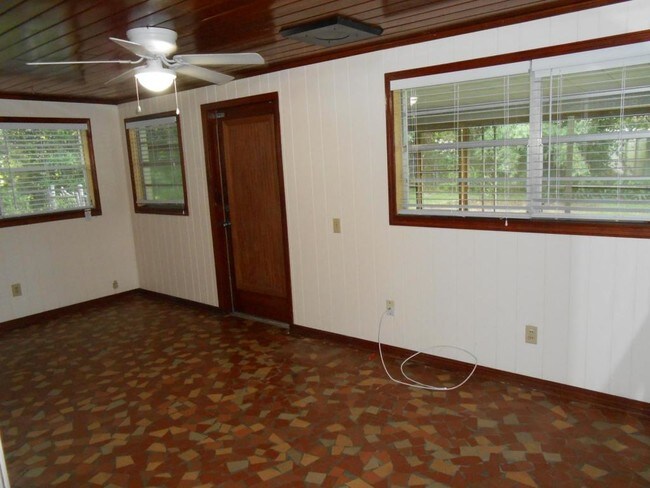 Building Photo - 610 Oriole Dr