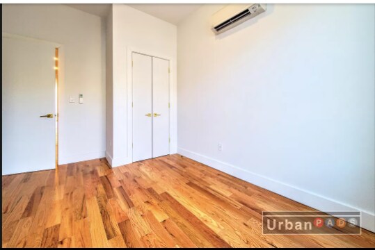 Foto del edificio - 1076 Rogers Ave