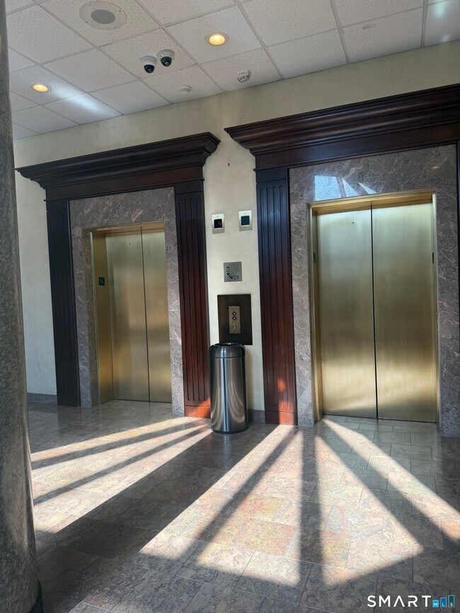 Foto del edificio - 235 E River Dr