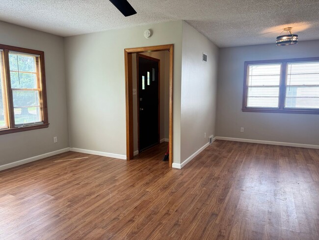 Building Photo - 724 Ratone St