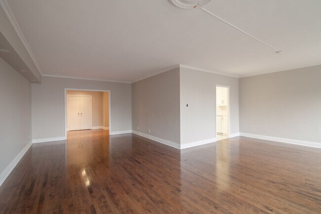 Building Photo - 3495 Rue de la Montagne