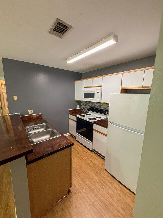 Foto del edificio - 4-Bed, 2-Bath at Tillman Place! $350/Per B...