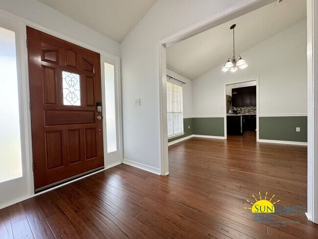 Building Photo - Stunning South Crestview Home with many Cu...