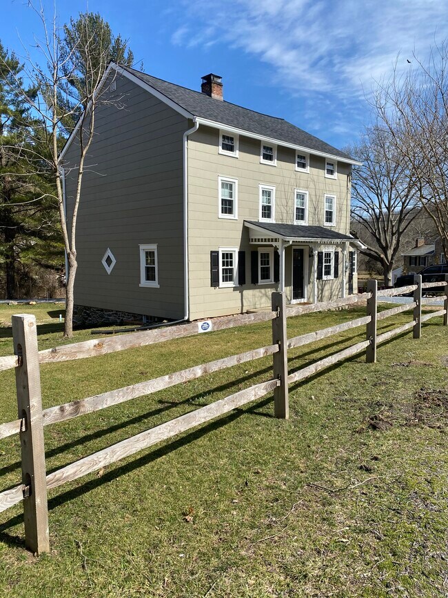 Foto del edificio - 1103 W Strasburg Rd