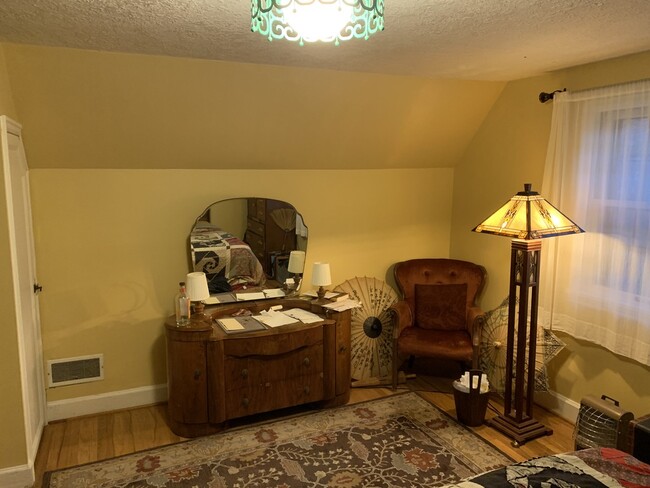 Building Photo - 3846 NE Maywood Pl