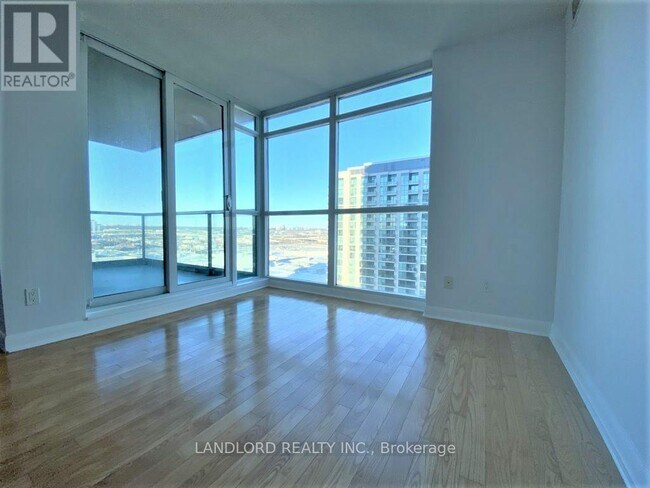 Photo du bâtiment - 225 Sherway Gardens Rd