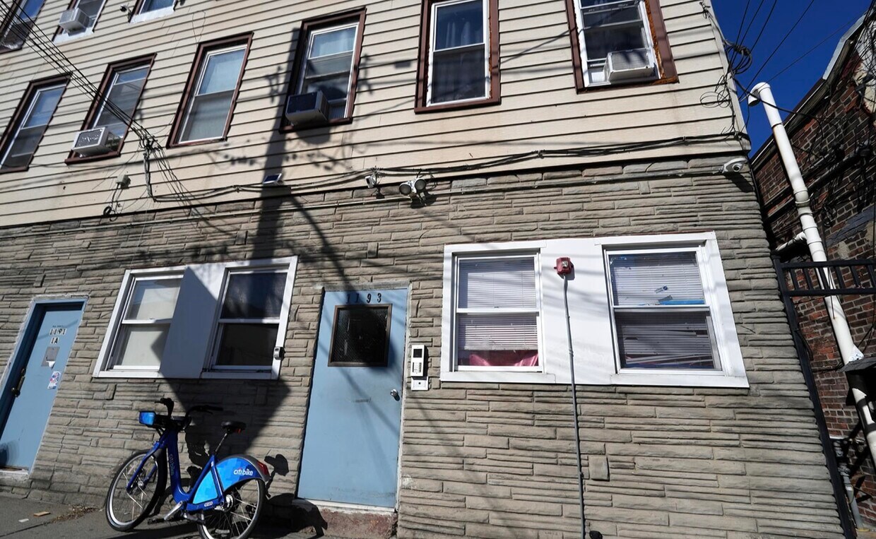Primary Photo - 1193 Summit Ave