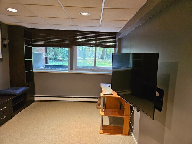 Building Photo - ALL INCLUSIVE, Modern Split Apt & w Laundr...