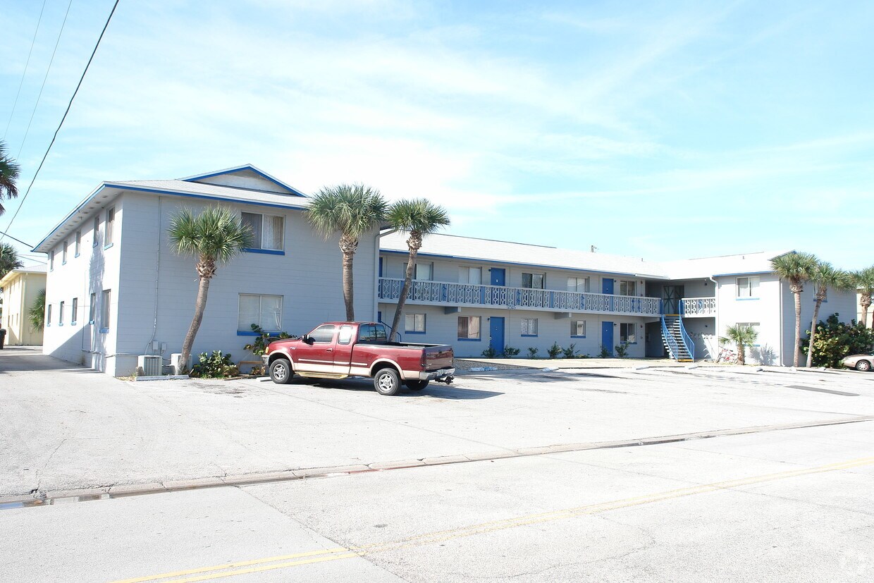 Building Photo - 2525 N Oleander Ave