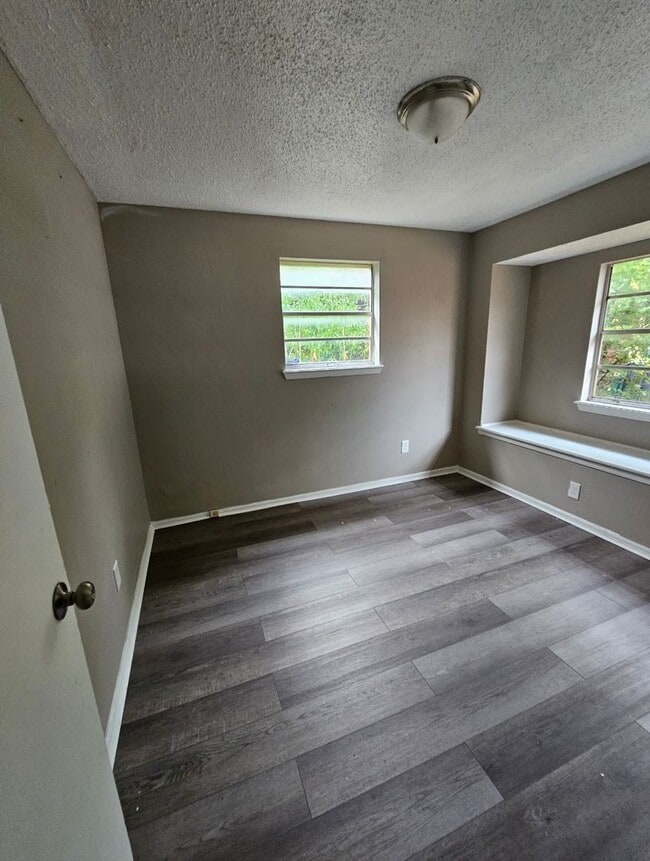 Building Photo - 4 Bedroom House Available