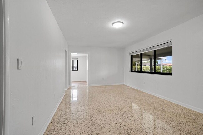 Foto del edificio - Southeast 9th Court, Hialeah, FL 33010 - 3 BR 2 BA house