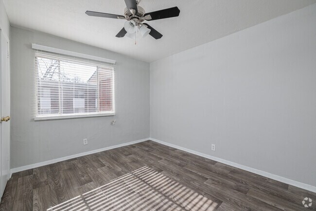 2 habitaciones, 2 baños - 750 pies cuadrados - Dormitorio uno - Station Square Apartments