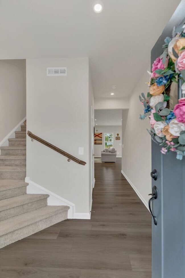 Building Photo - Beautiful Townhome!! Great Location!!