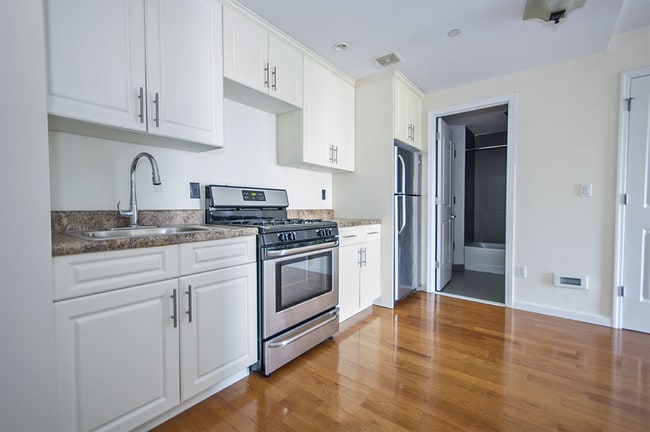 Building Photo - 261 Evergreen Ave