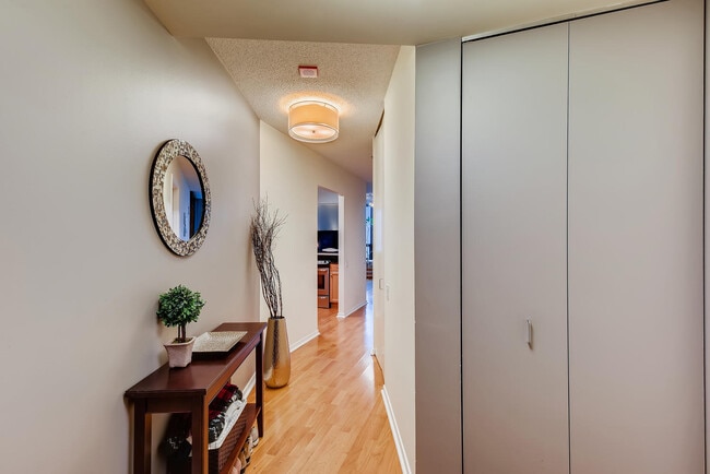 Building Photo - 400 N La Salle Dr