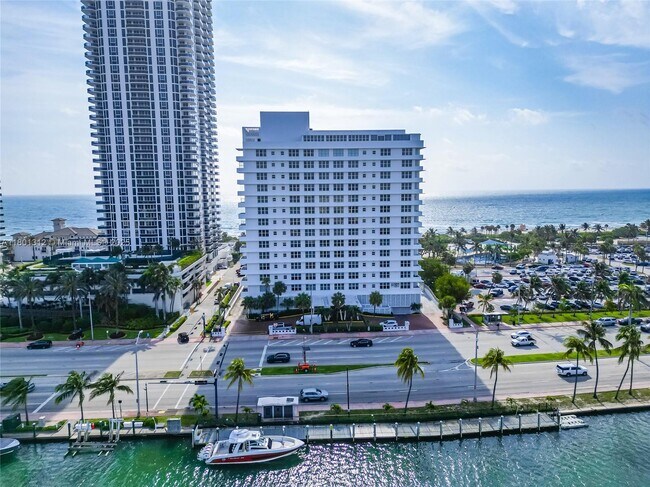 Foto del edificio - 4747 Collins Ave