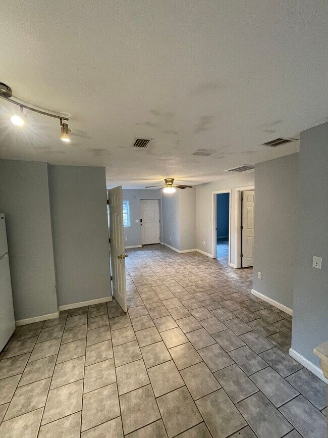 Foto del edificio - Open floor plan, four-bedroom two-bathroom with washer and dryer