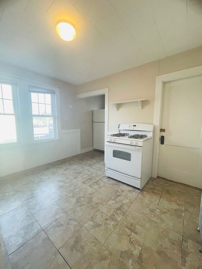 Building Photo - 16 Templeton Pkwy